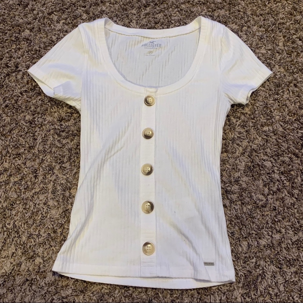 white ribbed hollister top with buttons